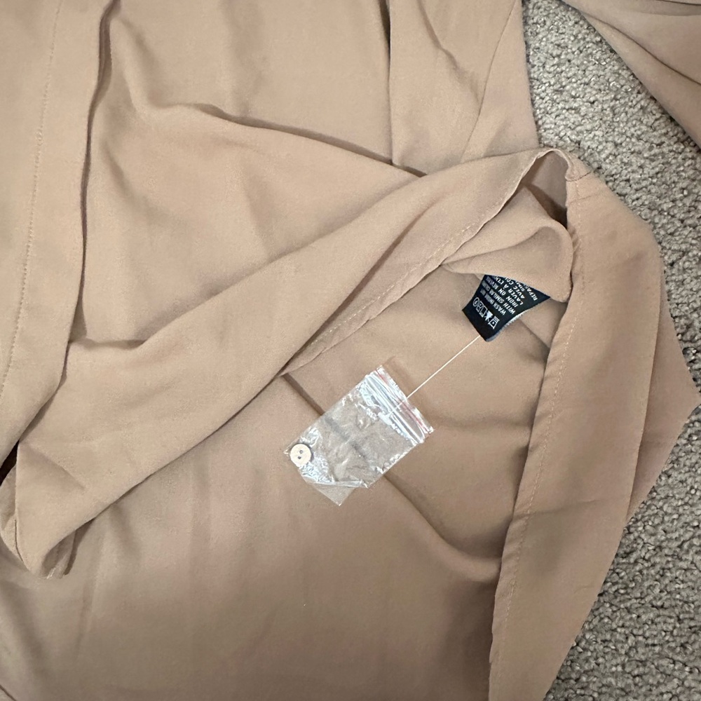 Le Chateau Tan V-Neck Blouse - Picture 4 of 4